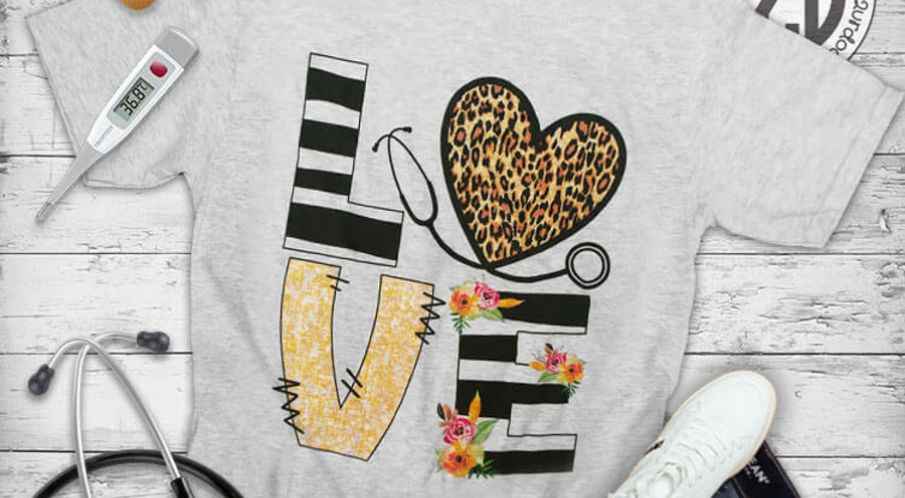 4 Tips for Mixing Prints With Graphic Tees